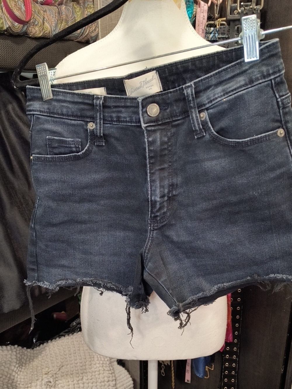 Universal Threads Dark Wash Frayed Hem Denim Shorts - Women -4 27R